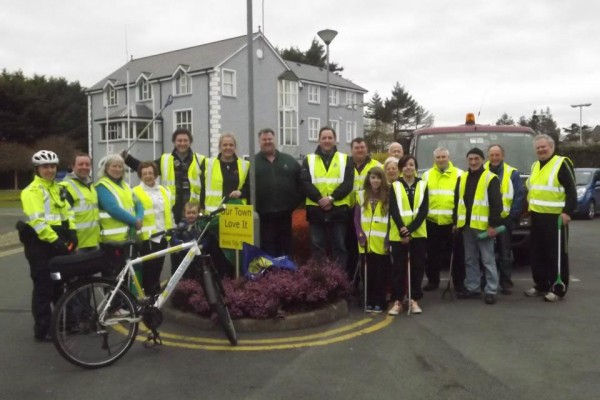 large-group-photo-at-spring-clean