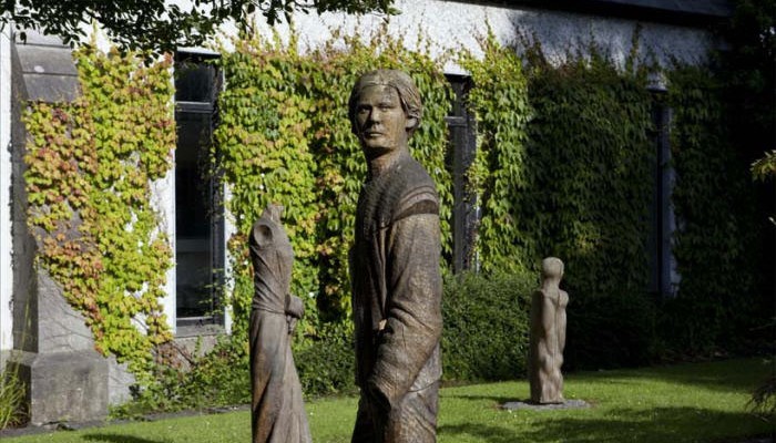 _mg_0894-man-in-manse-garden-sculpture