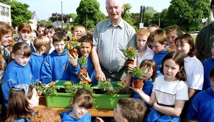 udc-florale-01-teaching-students-to-plant-window-boxes